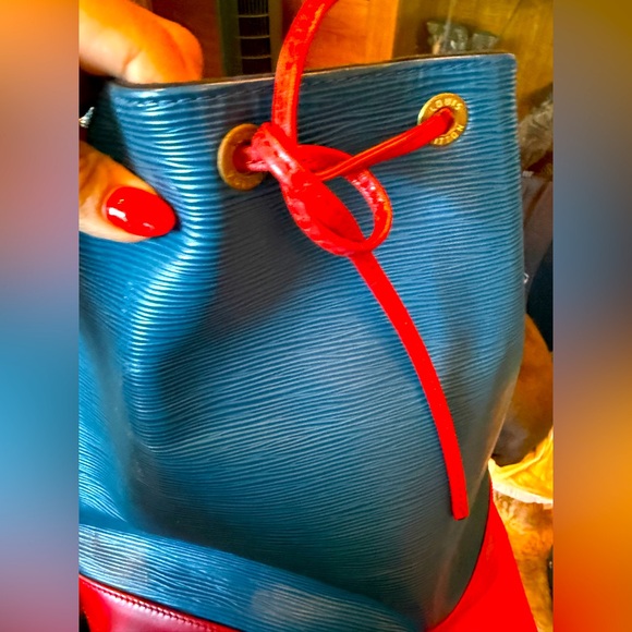 Louis Vuitton Noe
Blue Epi Leather Bucket Bag. Color-block Pattern w Brass Hardw - Picture 1 of 8